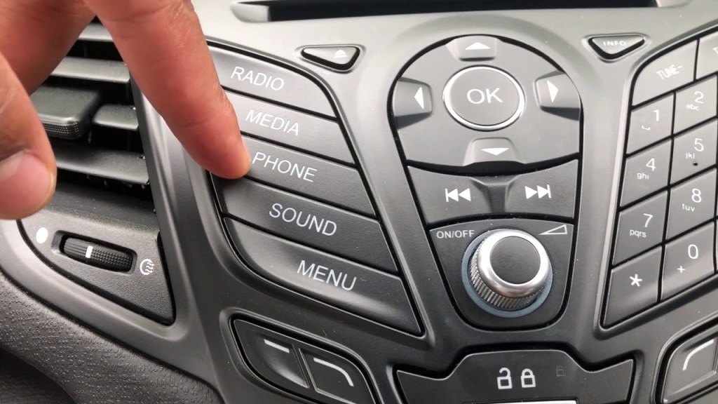 Picture of: FORD FIESTA – Radio controls as well as how to access the clock