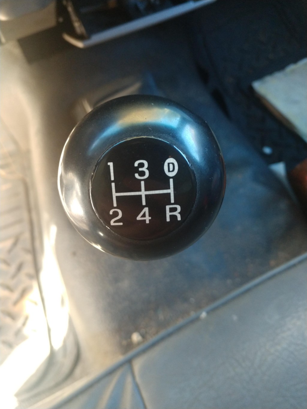 Picture of: What does the D stand for on this shift knob? (From a manual